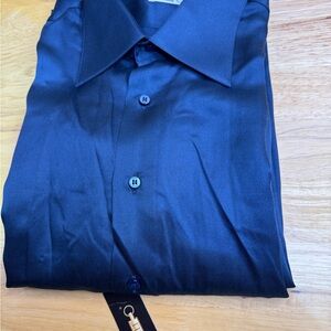 Blue Dress Shirt with Classic Collar and Smooth Finish